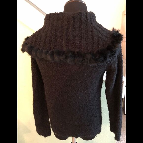 Nice sweater by Escapade in size small - Picture 2 of 2